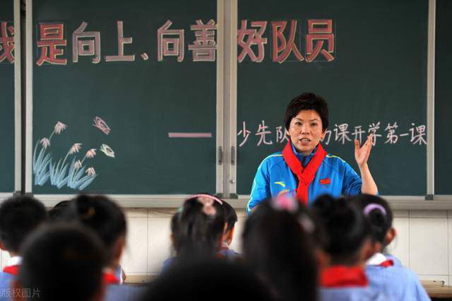 饰演妹妹景彤的陈哈琳，早在2017年综艺《放开我北鼻》中就与易烊千玺结缘，两人真挚纯真的相处，令网友分外感动，彷佛看到了真实的童趣兄妹